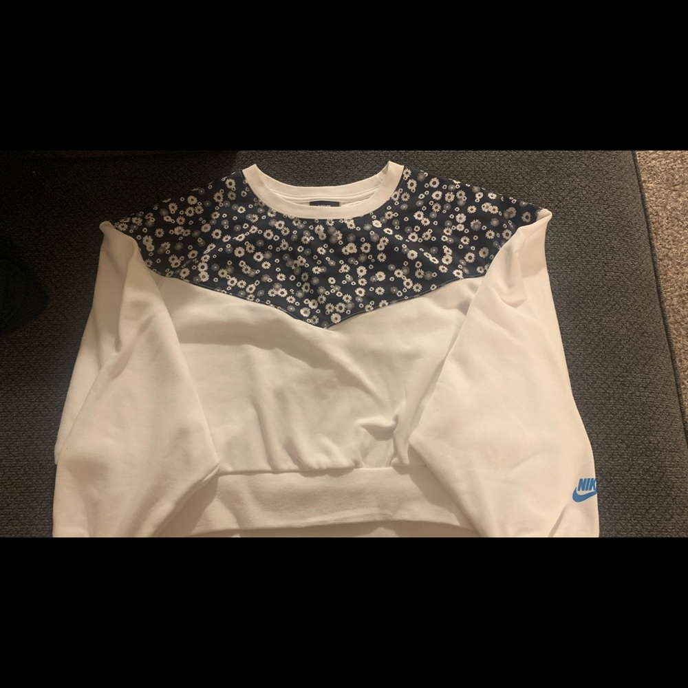 Nike sweatshirt (crop)